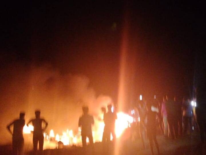 भारतीय वायुसेना का एक मिग-21 लड़ाकू विमान राजस्थान के बाड़मेर जिले के भिमडा गांव में क्रैश हो गया. वायुसेना ने आधिकारीक बयान में फाइटर प्लेन के दो पालयट के शहीद होन की पुष्टि की. इस मामले में कोर्ट ऑफ इक्वायरी के आदेश दे दिए गए हैं. इस विमान के क्रैश होने पर एक जोरदार धमाका हुआ. गांव के लोगों में अफरातफरी मच गई.