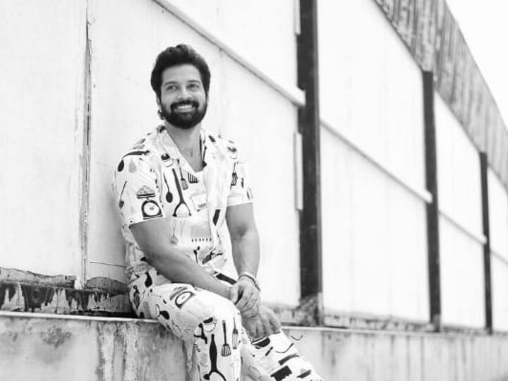 அசருது அசருது ஊர் மொத்தம்மா அதுயென்ன அதுயென்ன உன் குத்தம்மா!