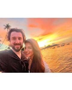 In Pics: शमा सिकंदर पति जेम्स के साथ समंदर के किनारे हुईं रोमांटिक, सामने आईं तस्वीरें