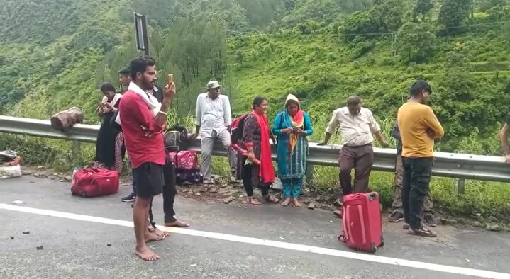 Rudraprayag Landslide: भूस्खलन से गौशाला में बंधे चार मवेशी जिंदा दफन, मलबा हटाने में जुटीं DDRF और SDRF की टीमें