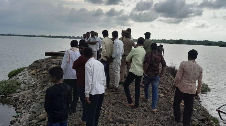 Good bye...we are leaving the world after sending a message to brother the woman ended her life by jumping into the Kardi Dam with her two children Buldhana News : 'गुड बाय...आम्ही जग सोडून जातोय,' मेसेज करत करडी धरणात विवाहितेने दोन मुलांसह उडी मारुन आयुष्य संपवलं