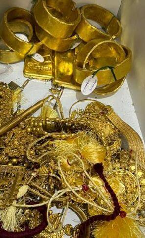 अर्पिता मुखर्जींच्या घरातून पैशांसह सोनेही जप्त