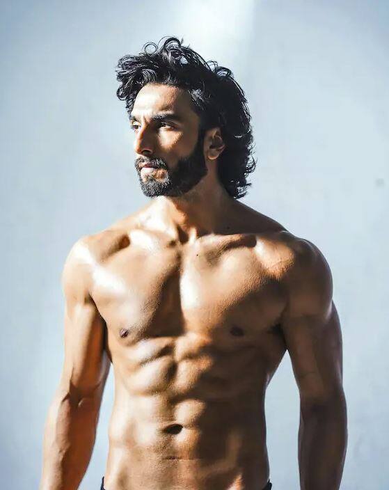 ਜਿੱਥੇ ਰਣਵੀਰ ਸਿੰਘ ਦੇ ਨਿਊਡ ਫੋਟੋਸ਼ੂਟ ਨੇ ਇੰਟਰਨੈੱਟ 'ਤੇ ਖਲਬਲੀ ਮਚਾ ਦਿੱਤੀ, ਉੱਥੇ ਹੀ ਦੂਜੇ ਪਾਸੇ ਉਨ੍ਹਾਂ ਨੂੰ ਕਈ ਵੱਡੀਆਂ ਪਰੇਸ਼ਾਨੀਆਂ ਦਾ ਸਾਹਮਣਾ ਕਰਨਾ ਪਿਆ। ਰਣਵੀਰ ਨੂੰ ਵਿਰੋਧ ਦਾ ਸਾਹਮਣਾ ਕਰਨਾ ਪਿਆ ਸੀ ਅਤੇ ਉਨ੍ਹਾਂ ਦੇ ਖਿਲਾਫ ਕਈ ਐਫਆਈਆਰ ਵੀ ਦਰਜ ਕੀਤੀਆਂ ਗਈਆਂ ਸਨ।