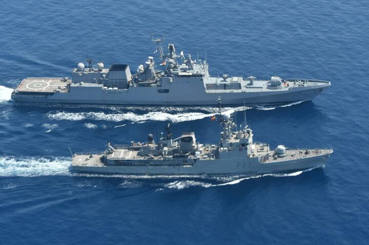 ভারতের সঙ্গে পড়শি দেশগুলি এবং আরও একাধিক দেশগুলির সঙ্গে দ্বিপাক্ষিক সম্পর্ক বজায় রাখার ক্ষেত্রেও অত্যন্ত গুরুত্বপূর্ণ ভূমিকা পালন করে থাকে ভারতের নৌবাহিনী। ছবি; টুইটার/ পিটিআই