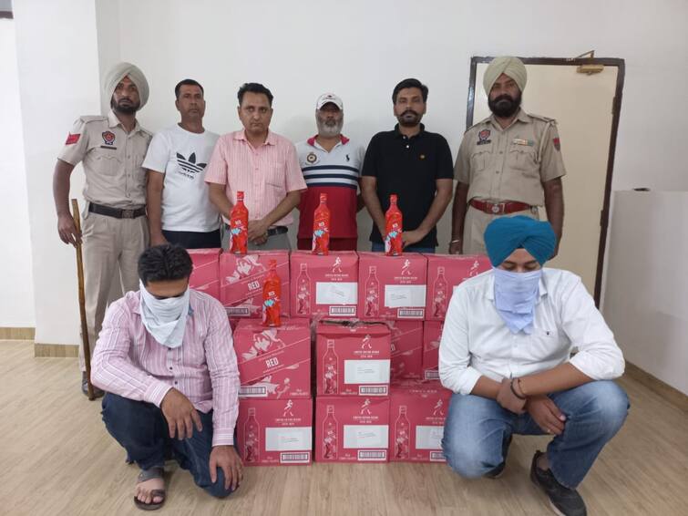 Excise department recovered 20 cartons of illegal liquor from 2 cars, 2 arrested ਐਕਸ਼ਨ 'ਚ ਮਾਨ ਸਰਕਾਰ; ਆਬਕਾਰੀ ਵਿਭਾਗ ਵੱਲੋਂ 2 ਕਾਰਾਂ 'ਚੋਂ 20 ਪੇਟੀਆਂ ਨਾਜਾਇਜ਼ ਸ਼ਰਾਬ ਬਰਾਮਦ, 2 ਕਾਬੂ