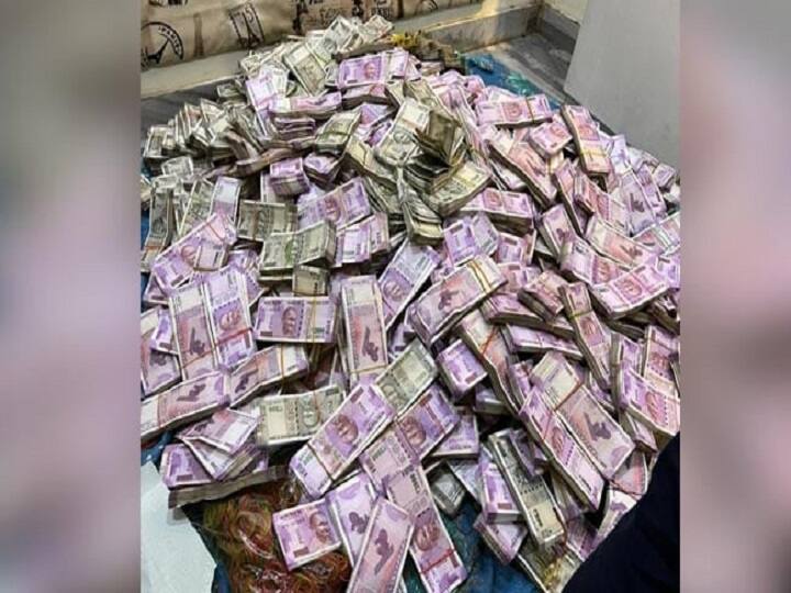 ரூ.50 கோடி.. 5 கிலோ தங்கம்.. அமைச்சர் வீட்டில் கொத்து கொத்தாக சிக்கிய பணம்...நாட்டை உலுக்கும் பண மோசடி வழக்கு 50 Crore rs 5 kg Gold Cash Mountain At Houses of Bengal Minister Aide ரூ.50 கோடி.. 5 கிலோ தங்கம்.. அமைச்சர் வீட்டில் கொத்து கொத்தாக சிக்கிய பணம்...நாட்டை உலுக்கும் பண மோசடி வழக்கு