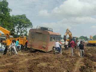 Aurangabad: औरंगाबाद-पैठण महामार्गावर बस अडकली चिखलात; तासाभरापासून वाहतूक कोंडी