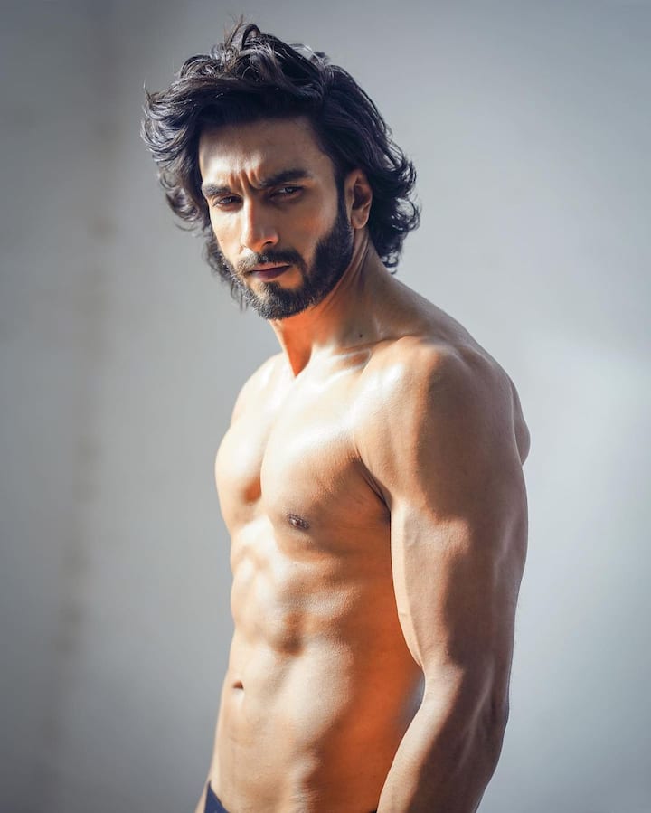 रणवीर सिंह के न्यूड फोटोशूट ने जहां एक और इंटरनेट पर तहलका मचा दिया तो वहीं दूसरी ओर उन्हें कई बड़ी मुसीबतों का सामना करना पड़ा. रणवीर को विरोध का सामना करना पड़ा और तो और उनके खिलाफ कई FIR भी दर्ज हुईं.