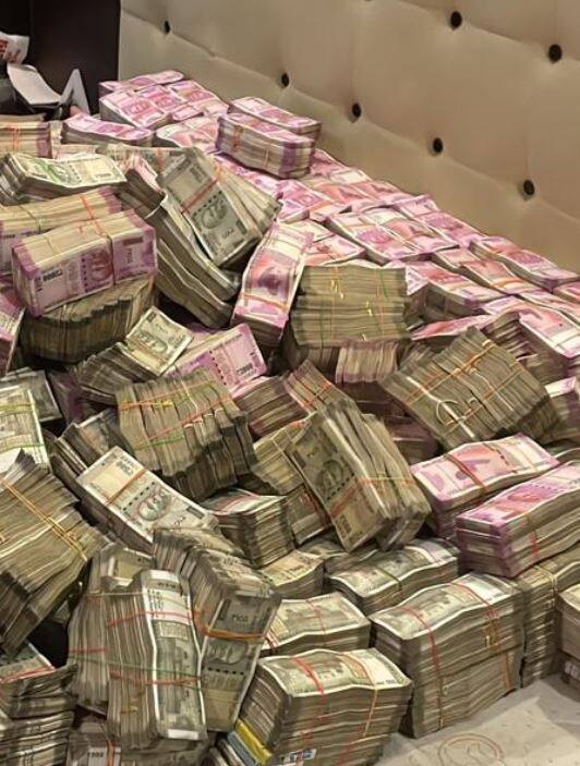 अर्पिता मुखर्जी या मंत्री पार्थ चॅटर्जी यांच्या निकटवर्ती