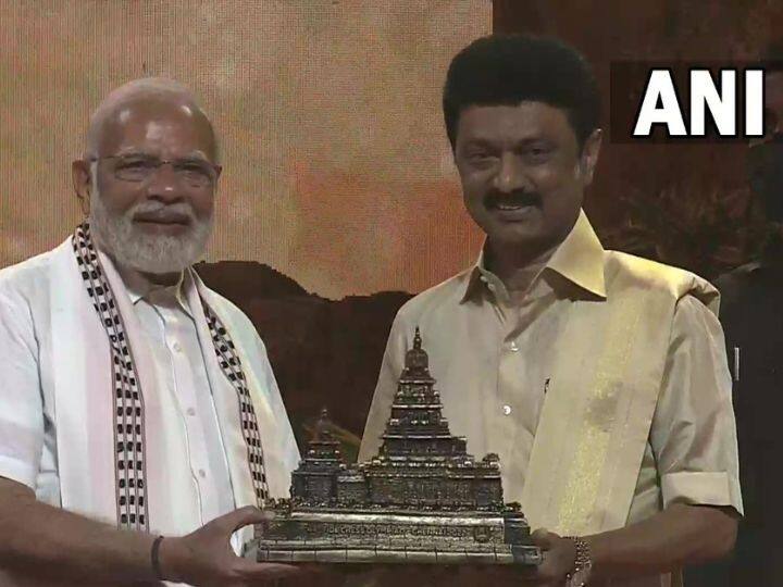 स्टॅलिन यांनी नरेंद्र मोदी यांचं खास स्वागत यावेळी केलं.(सौजन्य - ANI)