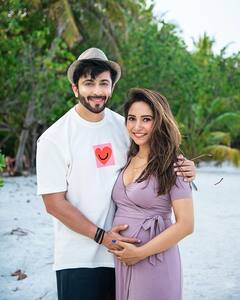 In Pics: बॉडीकॉन ड्रेस में Vinny Arora ने कराया स्टाइलिश मैटरनिटी फोटोशूट, पति Dheeraj Dhoopar संग दिया कपल गोल