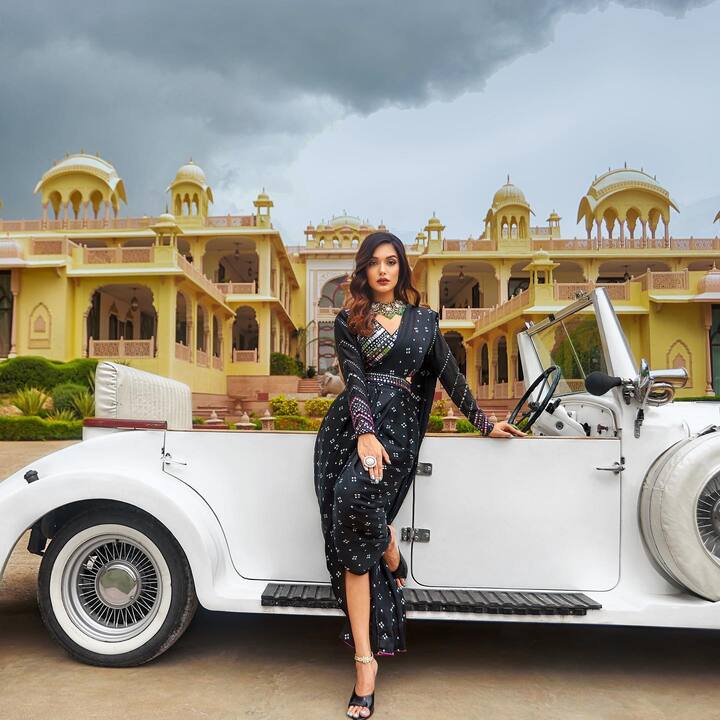 सोशल मीडिया पर एक्टिव रहने वाली दिव्या अग्रवाल अक्सर अपनी खूबसूरत तस्वीरों के चलते चर्चा में रहती हैं.