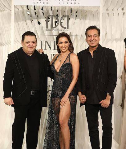 मलाइका अरोड़ा (Malaika Arora) अपने जलवों और हॉटनेस से अपने फैंस के दिलों को धड़काने का कोई मौका नहीं छोड़तीं. हाल ही में मलाइका अरोड़ा इंडिया कॉउचर वीक (ICW) 2022  में रैंप वॉक करती नजर आईं.