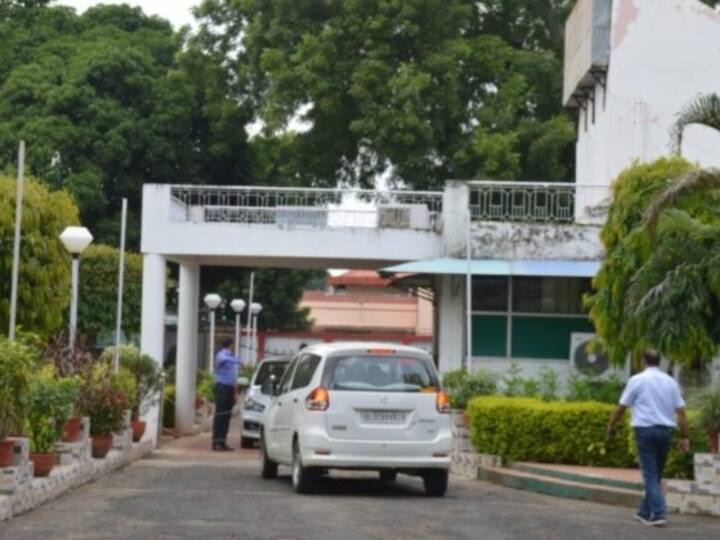Madhya Pradesh CBI raid on Jabalpur Cantt board office in corruption case ANN Jabalpur News: जबलपुर कैंट बोर्ड ऑफिस में सीबीआई का छापा, दिल्ली से आई है टीम, इस वजह से पड़ा है छापा