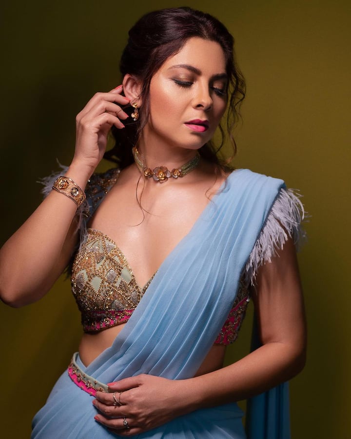 सोनालीने नुकताच एक नवा लूक शेअर केलाय ज्यात ती निळ्या रंगाच्या साडीमध्ये दिसतेय.(फोटो सौजन्य :sonalee18588/इंस्टाग्राम)