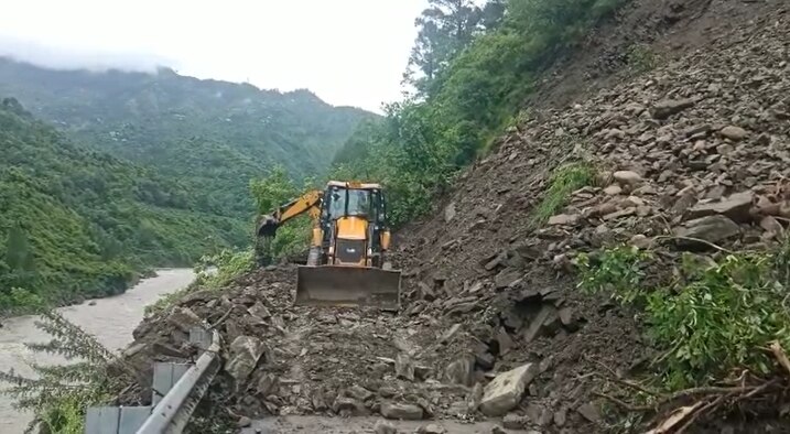 Rudraprayag Landslide: भूस्खलन से गौशाला में बंधे चार मवेशी जिंदा दफन, मलबा हटाने में जुटीं DDRF और SDRF की टीमें