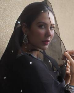 Sonam Bajwa Traditional Look: ब्लैक सूट में सोनम बाजवा ने दिए कातिलाना पोज, खूबसूरती देख फैन्स हुए दीवाने