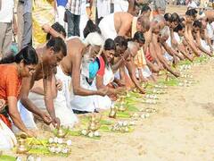 ஆடி அமாவாசை: தஞ்சையில்  முன்னோர்களை வழிபட்ட மக்கள்..!