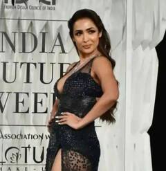 Malaika Arora: ਹਾਈ ਸਲਿਟ ਬਲੈਕ ਗਾਊਨ ਵਿੱਚ ਰੈਂਪ ਵਾਕ ਕਰਦੀ ਨਜ਼ਰ ਆਈ ਮਲਾਇਕਾ ਅਰੋੜਾ , ਵੇਖੋ ਤਸਵੀਰਾਂ