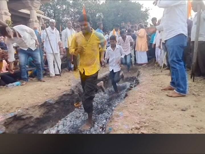 नवसपूर्ती झाली तर मंदिरासमोरील विस्तवावरून चालण्याची परंपरा आहे.. यात्रेच्या दिवशी मंदिराच्या समोर 12 फुट लांबीचा, 2 फूट खोल, अडीच फूट रुंद चर खोदला जातो. त्यात बोरीच्या झाडाच्या लाकडं पेटवली जातात आणि भाविक या पेटत्या विस्तवावरून चालतात.