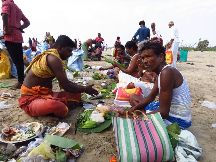 After two years,  Aadi Amavasai, thousands of people bathed in the sea at Kameswaram beach offering thithi to their ancestors ஆடி அமாவாசை: காமேஸ்வரம் கடற்கரையில்  முன்னோர்களுக்கு வழிபாடு