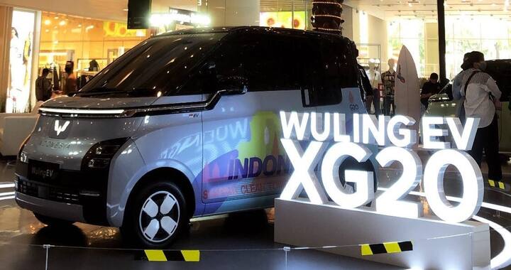 MG Wuling Air कारची बाहेरील डिझाईन फारच आकर्षक देण्यात आली आहे. यामध्ये कारच्या कलर पासून ते फ्रंंट लूक डिझाईनसह सगळ्याच गोष्टी आकर्षित करणाऱ्या आहेत. कारचा व्हीलबेस प्रत्यक्षात मोठ्या हॅचबॅक सारखाच आहे. Wuling Air 100km/h च्या टॉप स्पीडसह 40HP फ्रंट-माउंट इलेक्ट्रिक मोटरद्वारे आधारलेली आहे. नव्यानेच बाजारात पदार्पण करणाऱ्या MG Wuling Air कारची रेंज 300Km आहे.