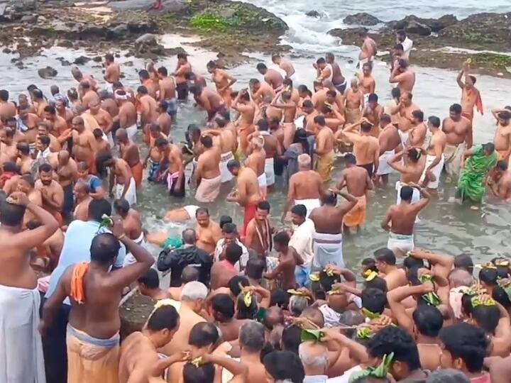 கன்னியாகுமரி: 16 வகை தீர்த்தங்களை கொண்ட முக்கடல் சங்கமிக்கும் இடத்தில் ஆடி அமாவாசை பூஜை