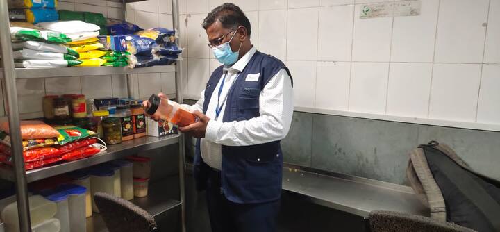 உணவுகளை பரிசோதிக்கும் அதிகாரி