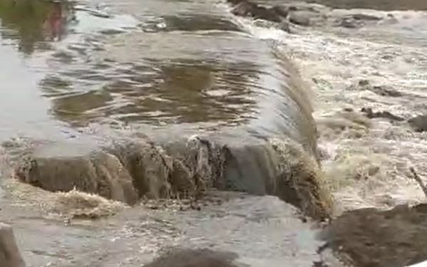 Nandurbar Rain :  नंदूरबार जिल्ह्यात मुसळधार पाऊस, निमदर्डा गावाजवळील पर्यायी पूल दुसऱ्यांदा गेला वाहून, 10 गावांचा संपर्क तुटला 