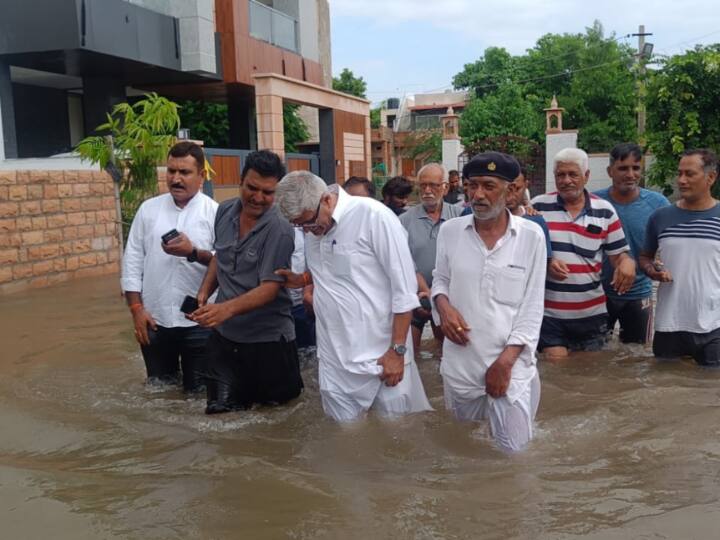 आज 72 घंटे बाद आज केंद्रीय जल शक्ति मंत्री गजेंद्र सिंह शेखावत जोधपुर एयरपोर्ट से सीधे निकल कर सरदारपुरा विधानसभा क्षेत्र के न्यू रूप नगर कॉलोनी पहुंचे.  यहां उन्होंने जलभराव क्षेत्र में पानी में उतर कर लोगों की पीड़ा को समझा और लोगों के घरों तक पहुंचे सभी को आश्वासन दिया जल्द इस मुश्किल से बाहर निकाला जाएगा.