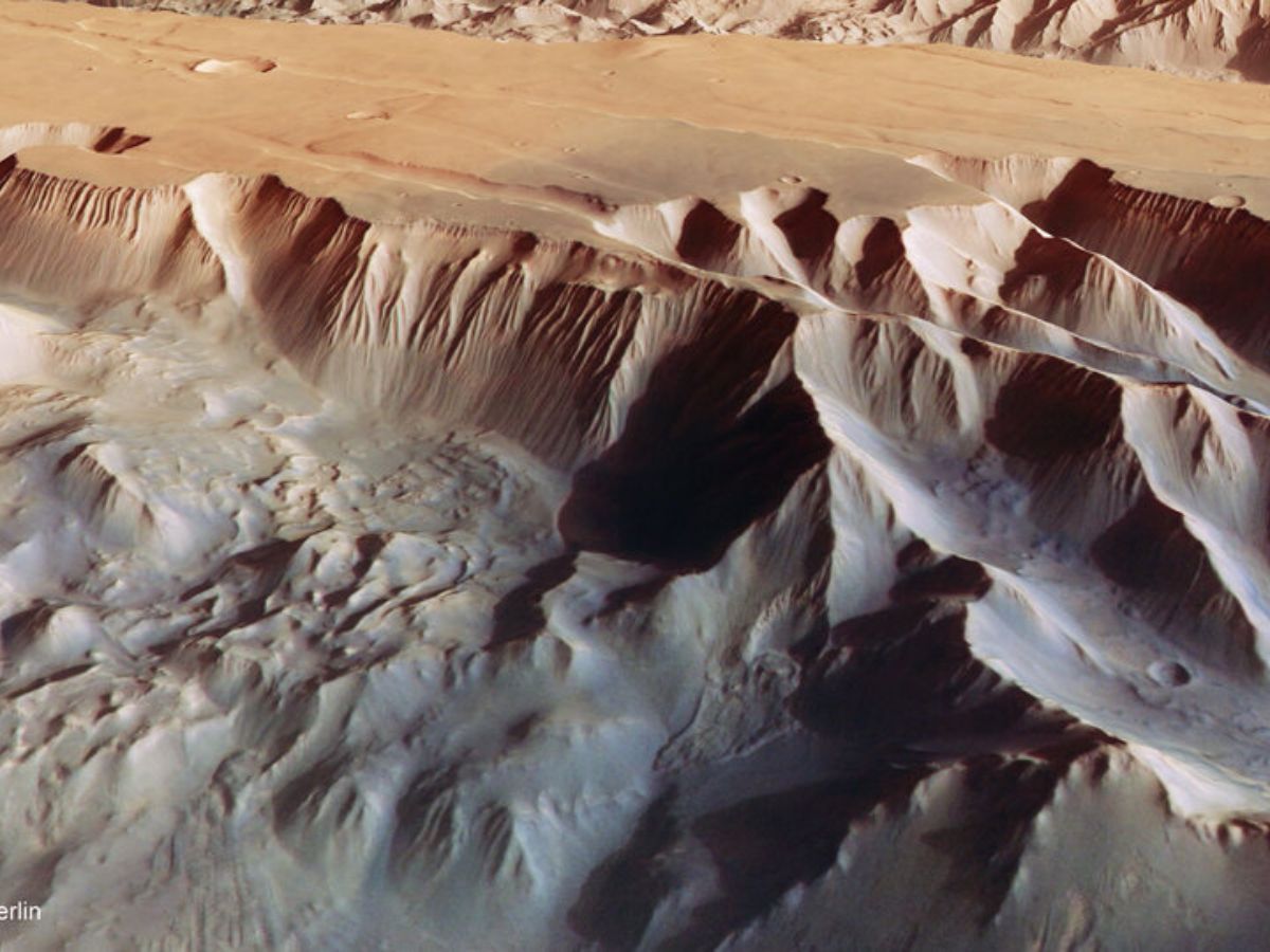 View from inside the Tithonium Chasma