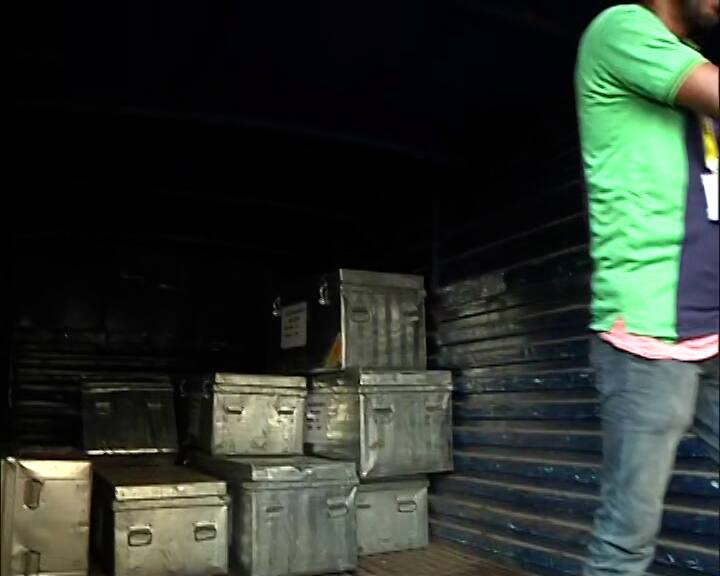 এ দিন অভিষেক বলেন, ‘সাধারণ মানুষের প্রতি অবিচার হলে আপোষ করে না তৃণমূল। যদি কেউ অন্যায় করে থাকে, প্রমাণ হলে তৃণমূল তাঁর পাশে দাঁড়াবে না। নিজের স্বার্থ চরিতার্থ করতে দলীয় প্ল্যাটফর্ম ব্যবহার করে অর্থ উপার্জন করলে তৃণমূল কংগ্রেস তাঁর পাশে দাঁড়াবে না।’