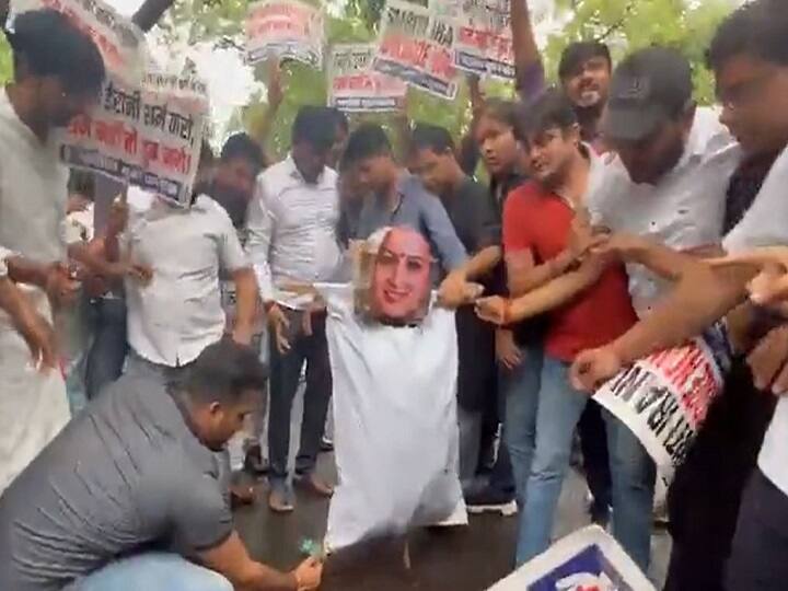 Congress Protests Outside Smriti Irani's Residence, Burn Her Effigy Over 'Misbehavior' With Sonia Watch Video Youth Congress Protests Outside Smriti Irani's House, Burns Her Effigy Over 'Misbehavior' With Sonia — Watch