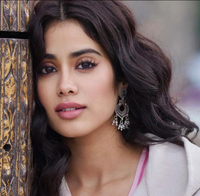 হালে শ্রীদেবী-কন্যাকে এই নিয়ে প্রশ্নও করা হয়েছিল। জবাবে জাহ্নবী বলেন, 'আমরা দুজনেই নিজেদের জীবনে ভীষণ ব্যস্ত।'