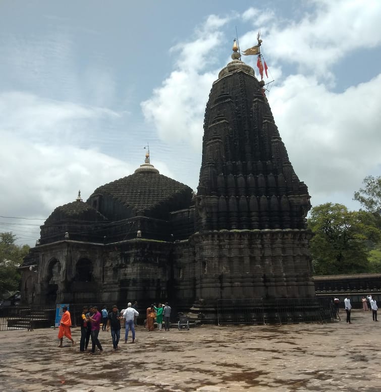 maharashtra News Nashik News Selling liquor, meat in trimbakeshwer jotirling Area Trimbakeshwer Jotirling : पितृपक्षात त्र्यंबकेश्वरी भाविकांची मांदियाळी, मात्र महंत प्रज्ञापुरी म्हणाले... 'हे' चुकीच घडतंय!