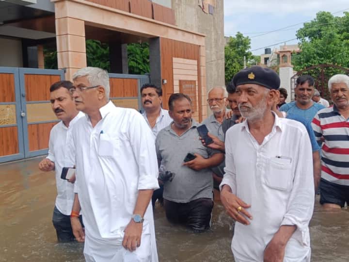 जोधपुर की न्यू रूप नगर कॉलोनी में मूसलाधार बारिश के चलते जलमग्न हो गई थी. एबीपी न्यूज़ ने इस कॉलोनी के लोगों की समस्या को समझते हुए पानी में उतर कर क्षेत्रवासियों से बात की और उनकी परेशानी चाली इस खबर को एबीपी न्यूज़ ने प्रमुखता से दिखाया, जिसके बाद कई राजनेताओं ने ट्वीट किया और अधिकारी मौके पर पहुंचे. बीती रात से सेना के जवानों ने राहत और बचाव का काम शुरू किया है. सेना के जवानों ने इस क्षेत्र में नाव भी लगाई है लोगों को घरों से निकाला गया है.