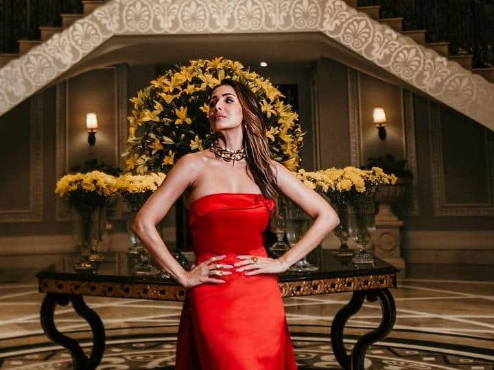 वयाच्या 48 व्या वर्षीही ती आजच्या अभिनेत्रींनाही आपल्या स्टाईलने मात देते. अशा परिस्थितीत त्याचा प्रत्येक लूक पाहण्यासाठी लोक आतुर झाले आहेत. दरम्यान, आता पुन्हा मलायकाने तिच्या लेटेस्ट फोटोशूटची झलक दाखवली आहे.(फोटो सौजन्य :malaikaaroraofficial/इंस्टाग्राम)