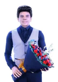 જાણો કોણ છે 52 વર્ષીય સરવાનન, જે ઉર્વશી રૌતેલા સાથે કરી રહ્યો છે રોમાન્સ