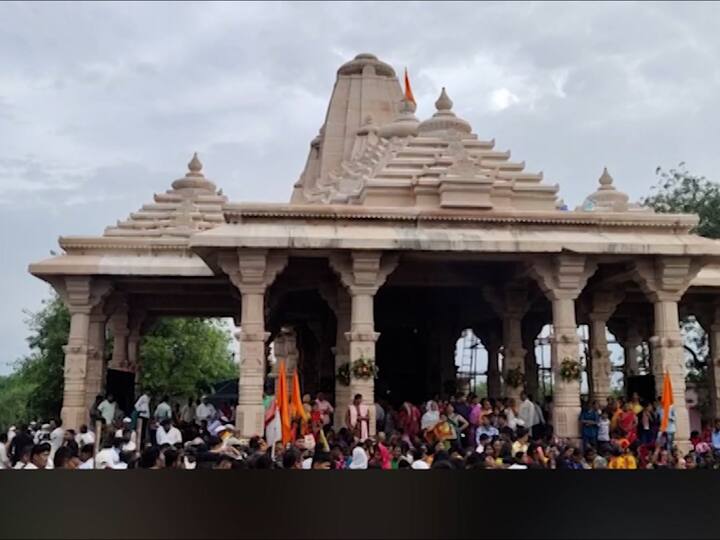 गटारी अमावस्येच्या दिवशी या ठिकाणी हनुमानाचं मंदिर सापडलं होतं. त्या निमित्तानं दरवर्षी याच दिवशी ही यात्रा भरते.