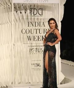 Malaika Arora: ਕਾਲੇ ਰੰਗ ਦੇ ਗਾਊਨ `ਚ ਮਲਾਇਕਾ ਅਰੋੜਾ ਨੇ ਰੈਂਪ ਦਾ ਵਧਾਇਆ ਪਾਰਾ, ਦੇਖੋ ਤਸਵੀਰਾਂ