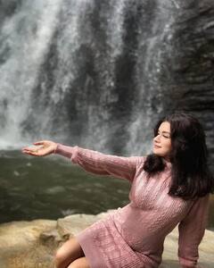 Avneet Kaur: ਝਰਨੇ ਕੋਲ ਬੈਠ ਕੇ ਕੁਦਰਤੀ ਨਜ਼ਾਰਿਆਂ ਦਾ ਅਨੰਦ ਮਾਣਦੀ ਨਜ਼ਰ ਆਈ ਅਵਨੀਤ ਕੌਰ, ਦੇਖੋ ਤਸਵੀਰਾਂ