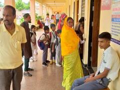 Sagar Vaccination: एक ही सिरिंज से 41 स्कूली बच्चों को लगा दी वैक्सीन, चिंताग्रस्त बच्चों के लिए गए सैंपल