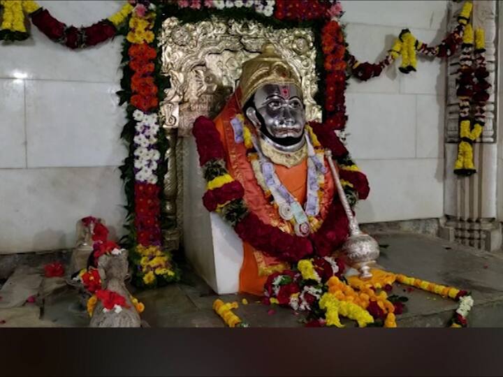 येथील हनुमानाकडे एखादा नवस केला तर तो पूर्ण होतो अशी इथल्या भाविकांची श्रद्धा आहे.
