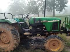 Bastar News: बस्तर में नक्सलियों ने वाहनों में लगाई आग, मजदूरों से मारपीट कर दी जान से मारने की धमकी