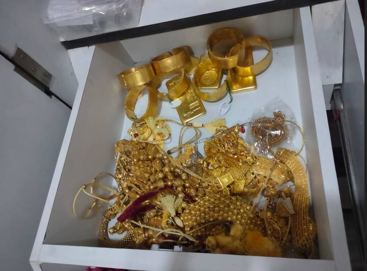 নিন্দা-সমালোচনা-ক্ষোভ-বিক্ষোভ। অসংখ্য চাকরি প্রার্থীর চোখের জল, হতাশা, অসহয়তা। দু’দফায় নগদ প্রায় ৫০ কোটি টাকা উদ্ধার। কার্যত সোনার খনির খোঁজ। অবশেষে কড়া সিদ্ধান্ত! পার্থ চট্টোপাধ্যায়কে শিল্প, তথ্য প্রযুক্তি ও পরিষদীয়, ৩টি দফতরের মন্ত্রীর পদ থেকে সরালেন মমতা বন্দ্যোপাধ্যায়।