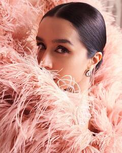 Shraddha Kapoor:பூக்களே சற்று ஓய்வெடுங்கள்.. அவள் வந்துவிட்டாள்! நடிகை ஷ்ரத்தா கபூரின் போட்டோஷூட்