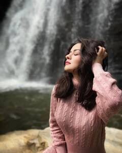 Avneet Kaur: ਝਰਨੇ ਕੋਲ ਬੈਠ ਕੇ ਕੁਦਰਤੀ ਨਜ਼ਾਰਿਆਂ ਦਾ ਅਨੰਦ ਮਾਣਦੀ ਨਜ਼ਰ ਆਈ ਅਵਨੀਤ ਕੌਰ, ਦੇਖੋ ਤਸਵੀਰਾਂ