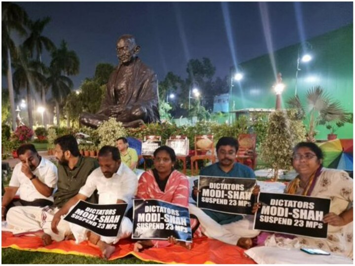 Twenty Suspended Rajya Sabha Members Started A 50-hour Relay Protest Inside  The Parliament Complex | Parliament Protest: राज्यसभा से निलंबित 20 MPs का  50 घंटे तक रिले धरना संसद भवन में जारी,