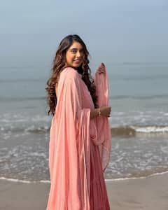 Niti Taylor Ethnic look: गुलाबी रंग में खिल उठी नीति टेलर की नूरानी सूरत, बीच किनारे एक्ट्रेस ने करवाया फोटोशूट