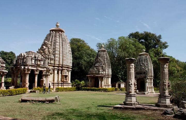 बाड़ोली मंदिर - रावतभाटा के एंट्री प्वाइंट पर ही मौजूद बाड़ोली मंदिर की स्थापत्य शैली मनमोहक है. दसवीं सदी में तैयार किया गया ये मंदिर राज्य के सबसे पुराने मंदिरों में गिना जाता है. यहां खजूर के पेड़ों से घिरी एक खूबसूरत बावड़ी भी है.